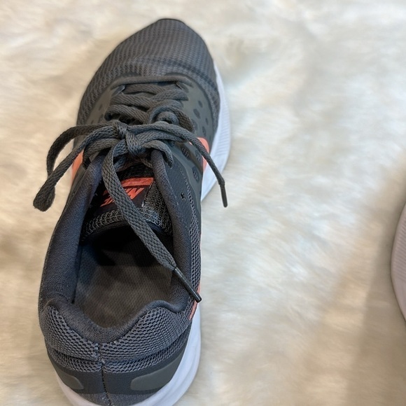 Nike running shoe grey, peach swoosh, white/black soles size 8W - Picture 12 of 14